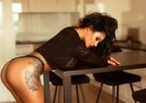 Livia! Kobieta petarda ✨ Czyli oczarowująca Sesja Zdjęciowa : Piękno Kobiece w Świetle Apartamentu